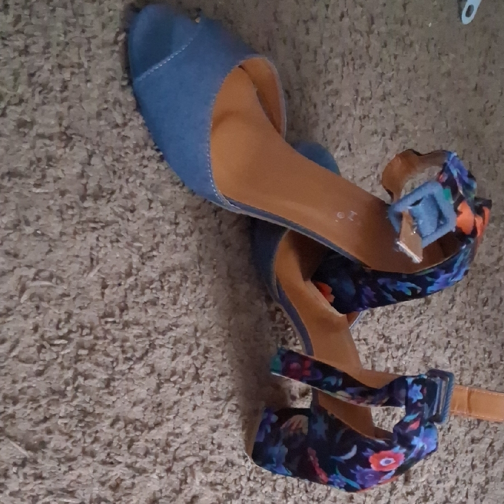 Blue Sandals with Bow Detail - Picture 2 of 9